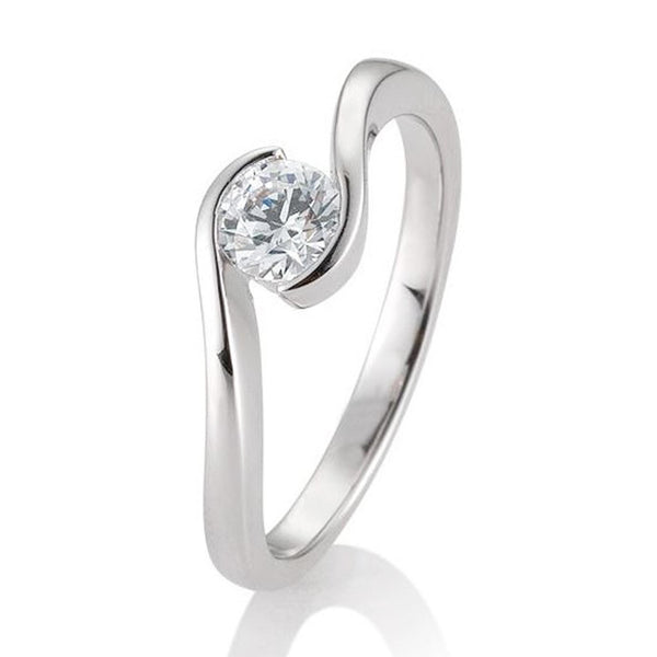 Solitaire diamantring med twist design i hvidguld