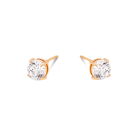 Solitaire ørestikker i 8 kt. guld med 5 mm zirkonia i klassisk fatning og et elegant, tidløst design