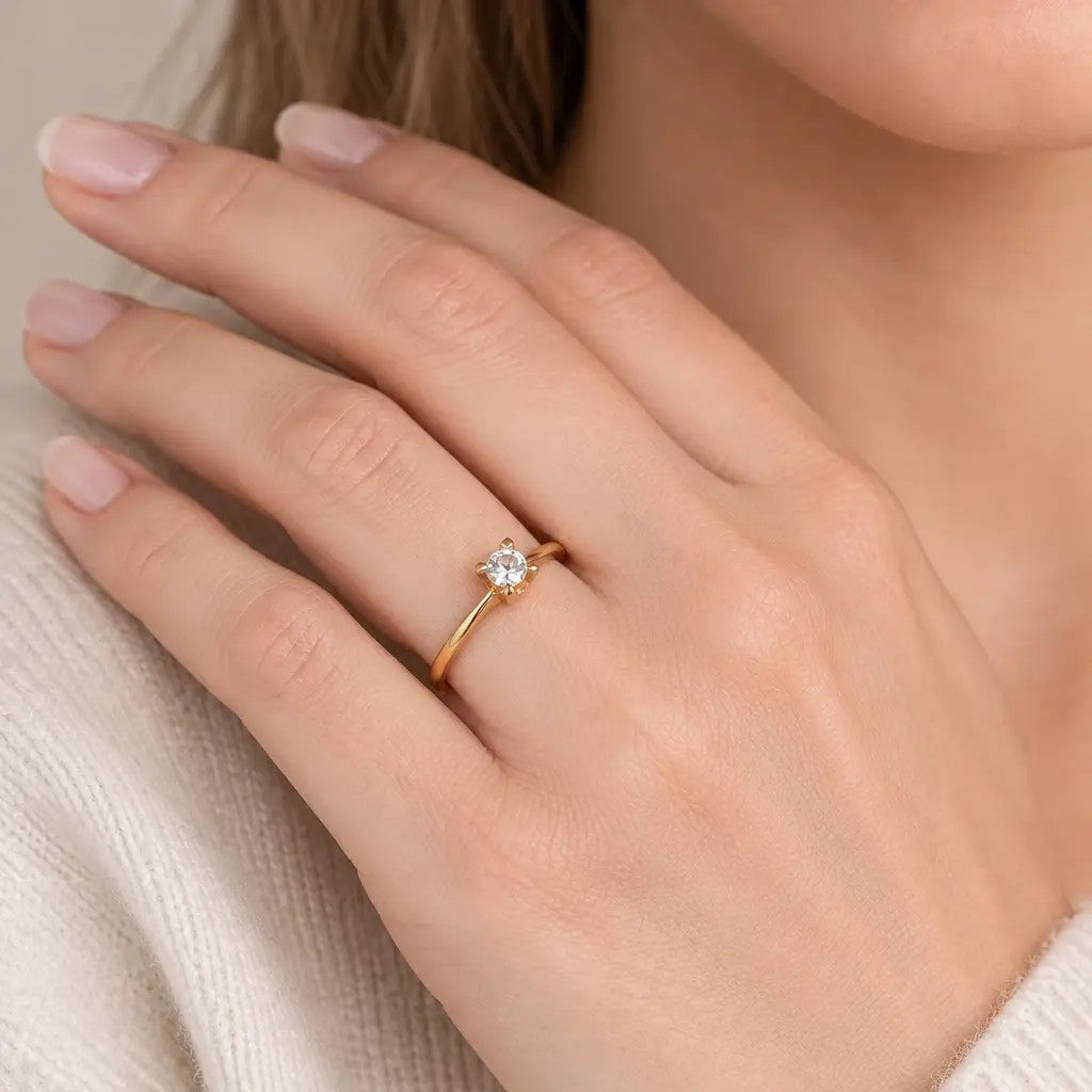 Kvinde med Solitaire ring i forgyldt sølv med klar zirkonia på fingeren