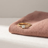 Solitaire ring i forgyldt sølv med klar zirkonia lagt på rosa linned