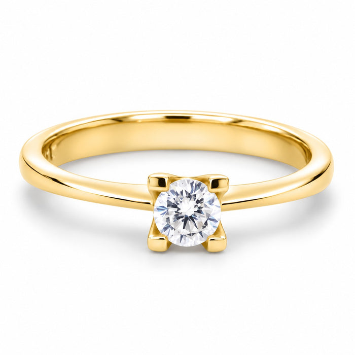 Solitaire ring i forgyldt sølv med klar zirkonia på hvid baggrund