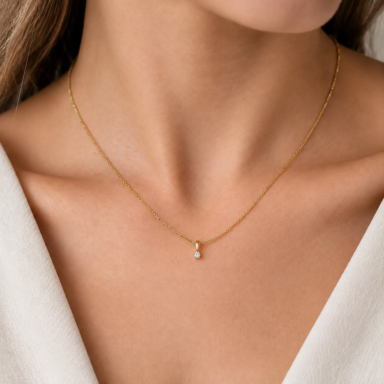 Solitaire vedhæng i 14 kt. guld med 0,03 ct. diamant båret om halsen