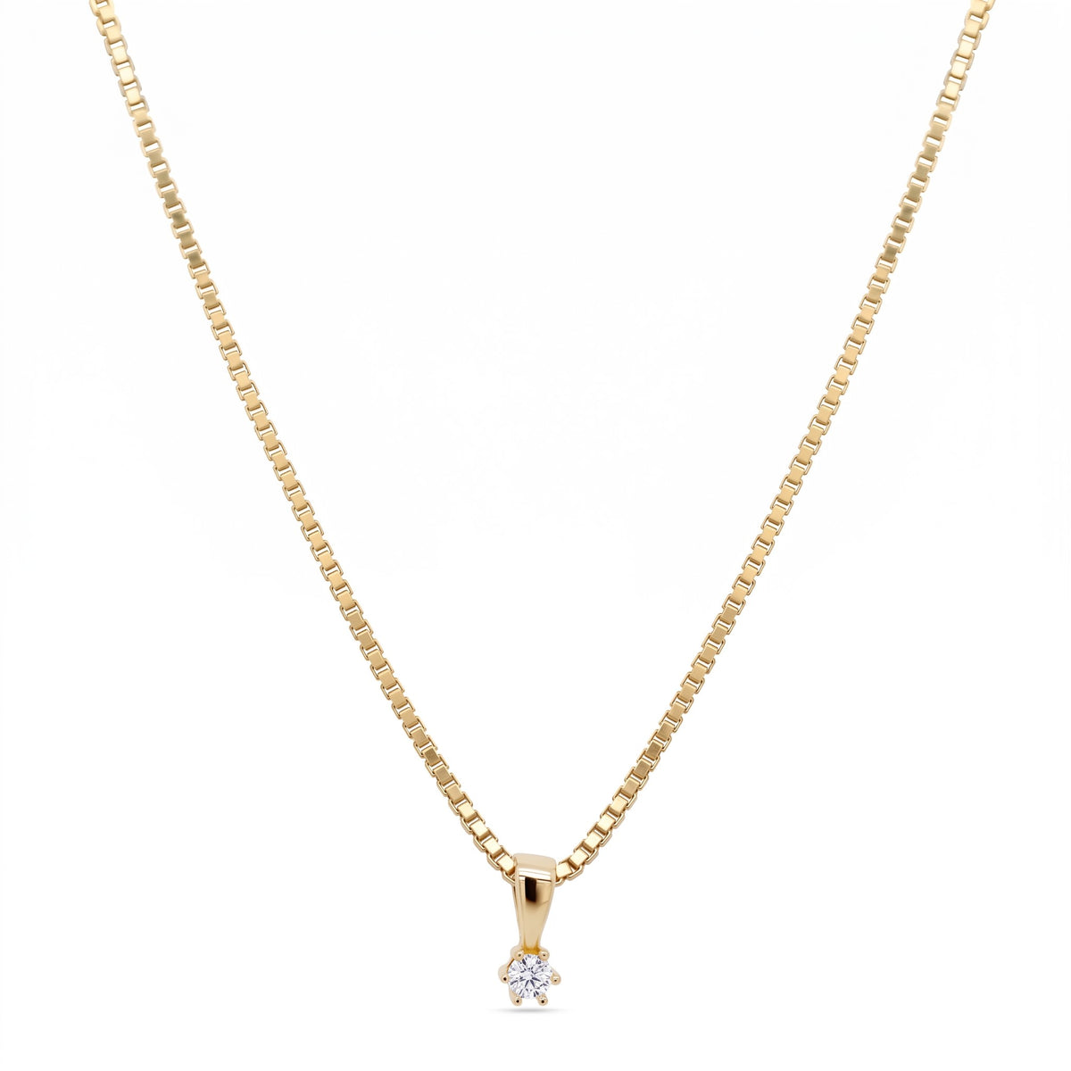 Solitaire vedhæng i 14 kt. guld med 0,03 ct. diamant på kæde og hvid baggrund