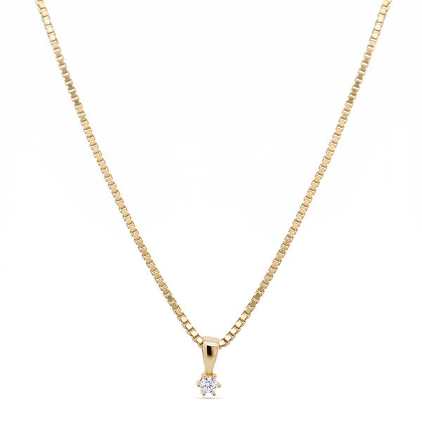 Solitaire vedhæng i 14 kt. guld med 0,03 ct. diamant på kæde og hvid baggrund