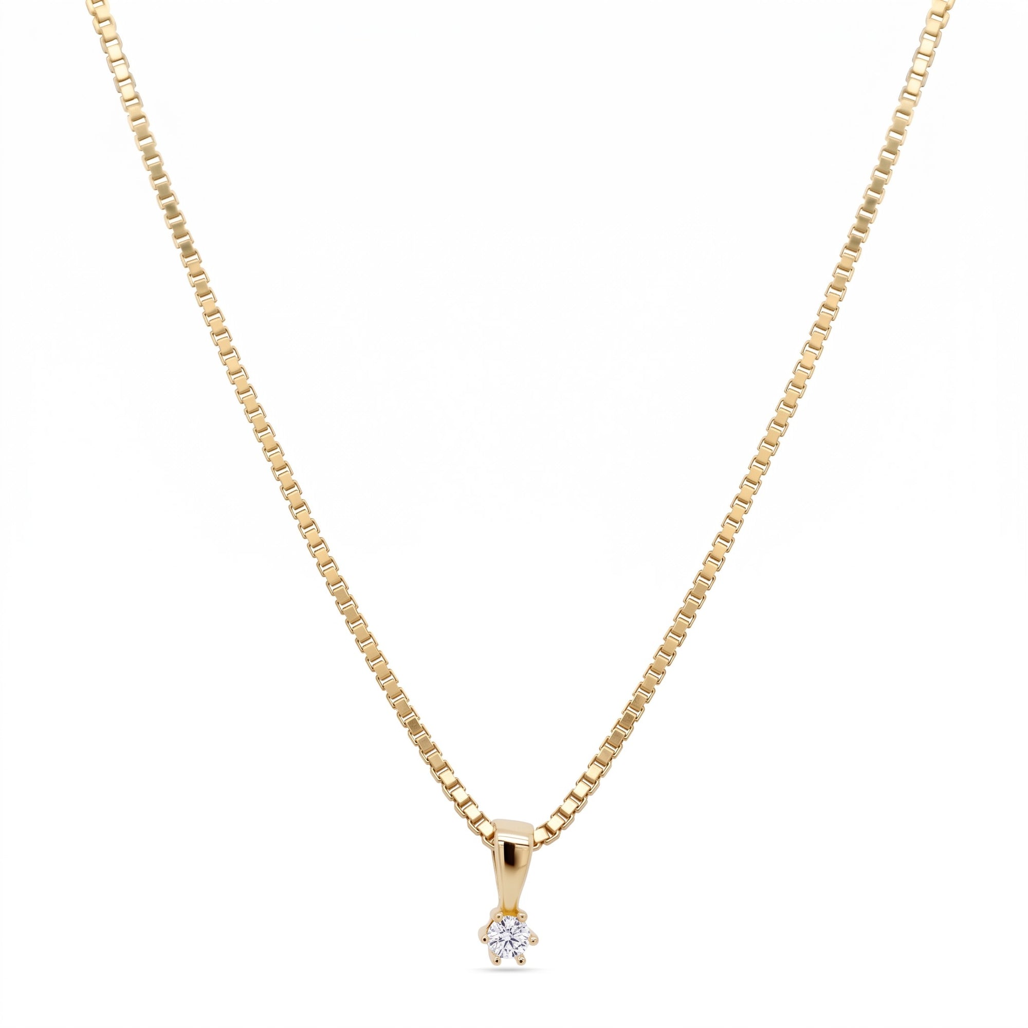 Solitaire vedhæng i 14 kt. guld med 0,03 ct. diamant på kæde og hvid baggrund