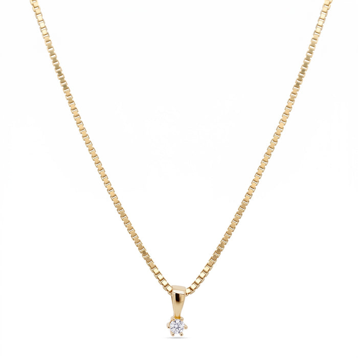 Solitaire vedhæng i 14 kt. guld med 0,03 ct. diamant på kæde og hvid baggrund