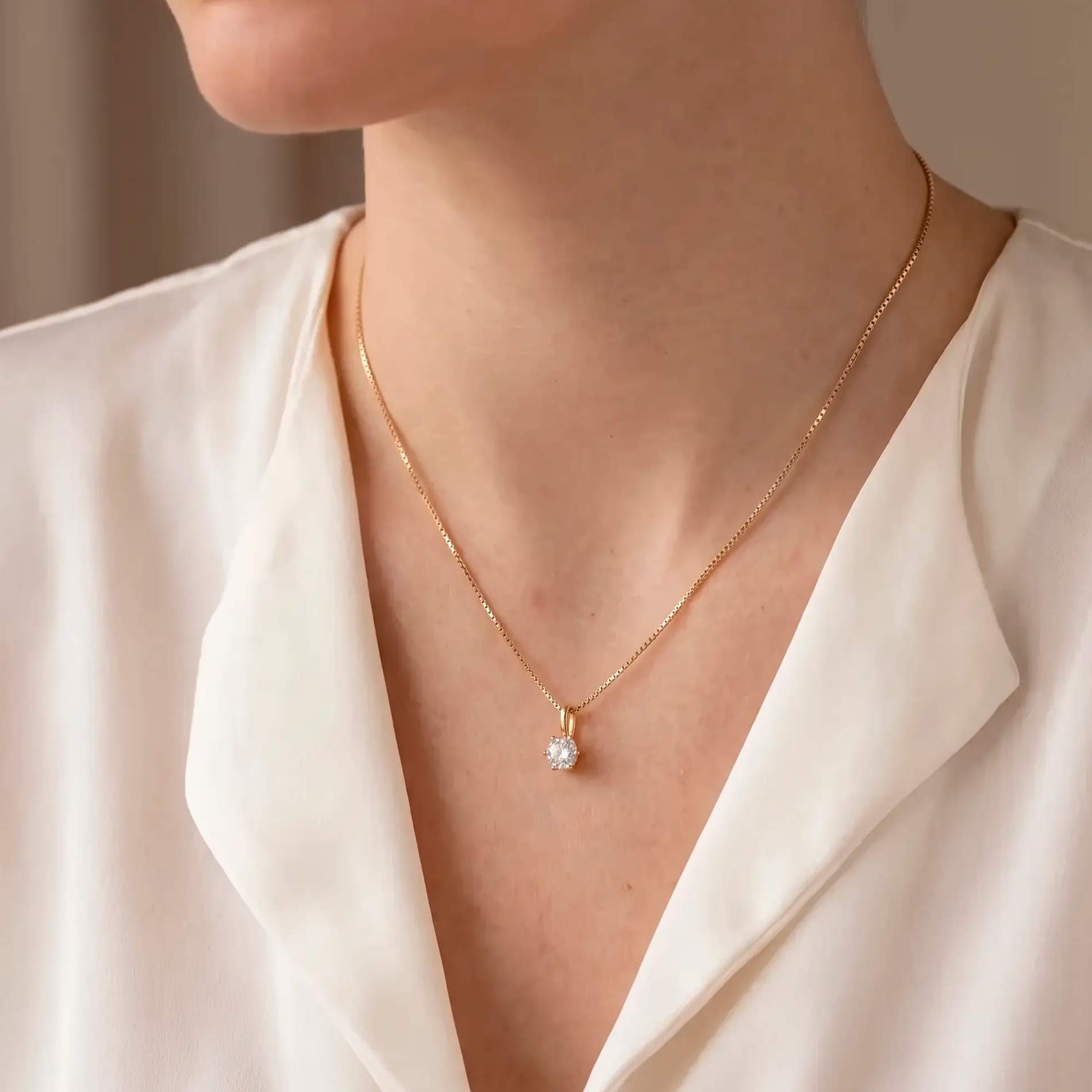 Solitaire vedhæng i 8 karat guld med 7 mm zirkonia, vist på model