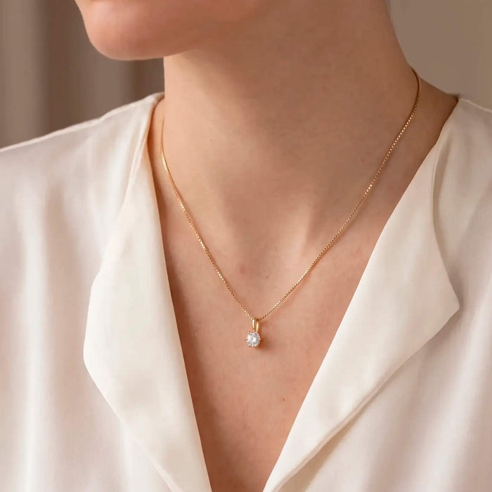Solitaire vedhæng i 8 karat guld med 7 mm zirkonia, vist på model