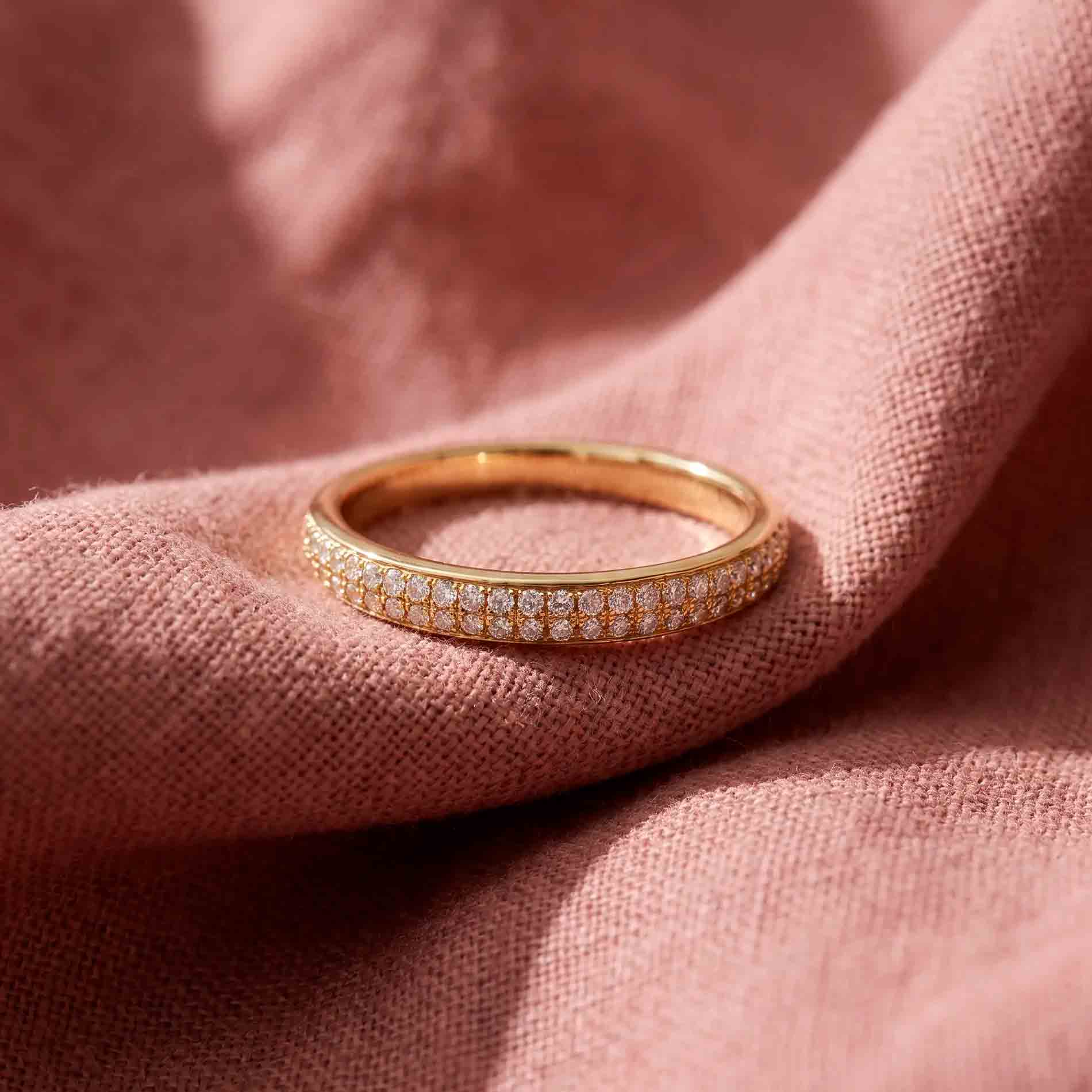 Sophie alliancering i 18 karat guld med 50 hvide diamanter på i alt 0,25 carat