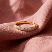 Sophie alliancering i 18 karat guld med 50 hvide diamanter på i alt 0,25 carat