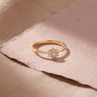Stardust ring i 18 karat guld med hvide diamanter vist på hånd