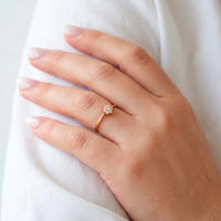 Stardust ring i 18 karat guld med 13 hvide diamanter set på finger