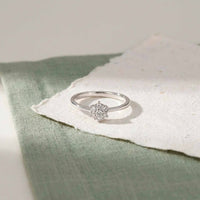Stardust ring i 18 karat hvidguld med 13 hvide diamanter på i alt 0,11 ct. vist på en lys baggrund
