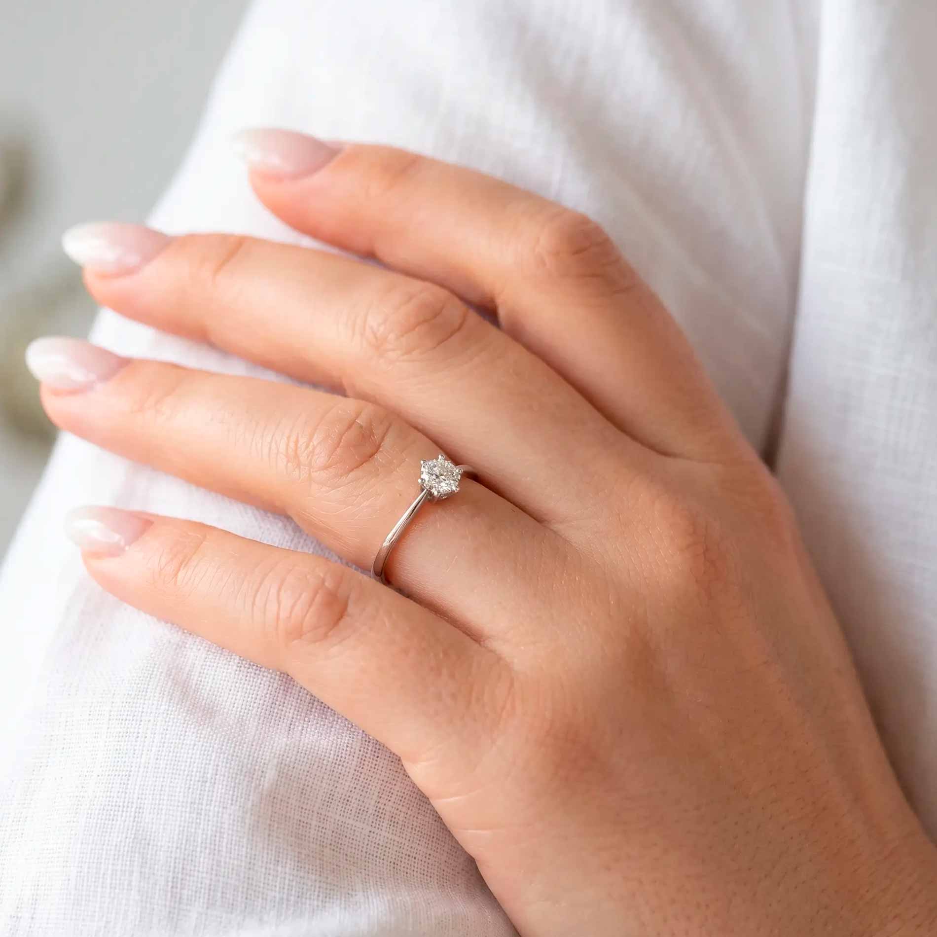 Stardust ring i 18 karat hvidguld med brilliantslebne diamanter båret på en hånd
