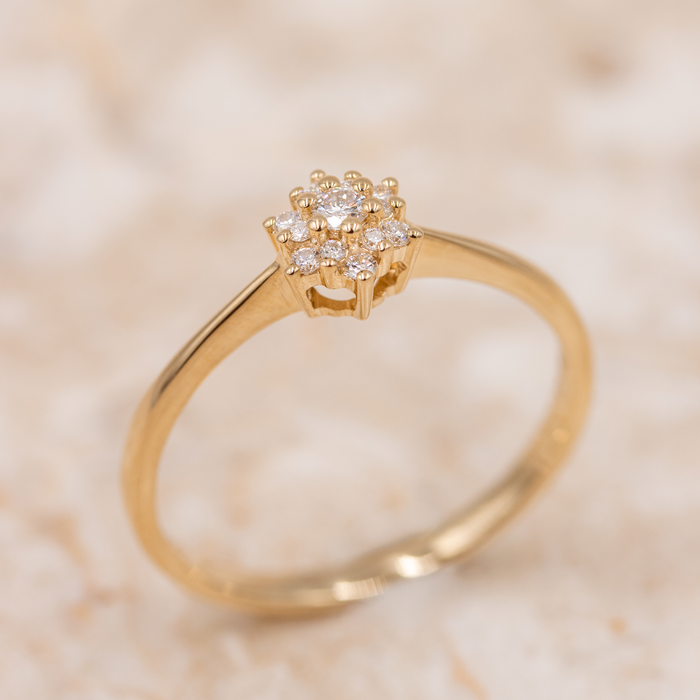 Stardust diamant ring i guld med stjerneformet diamantklynge