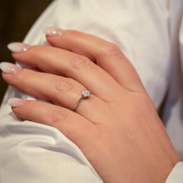 Stardust ring med diamanter båret på hånd