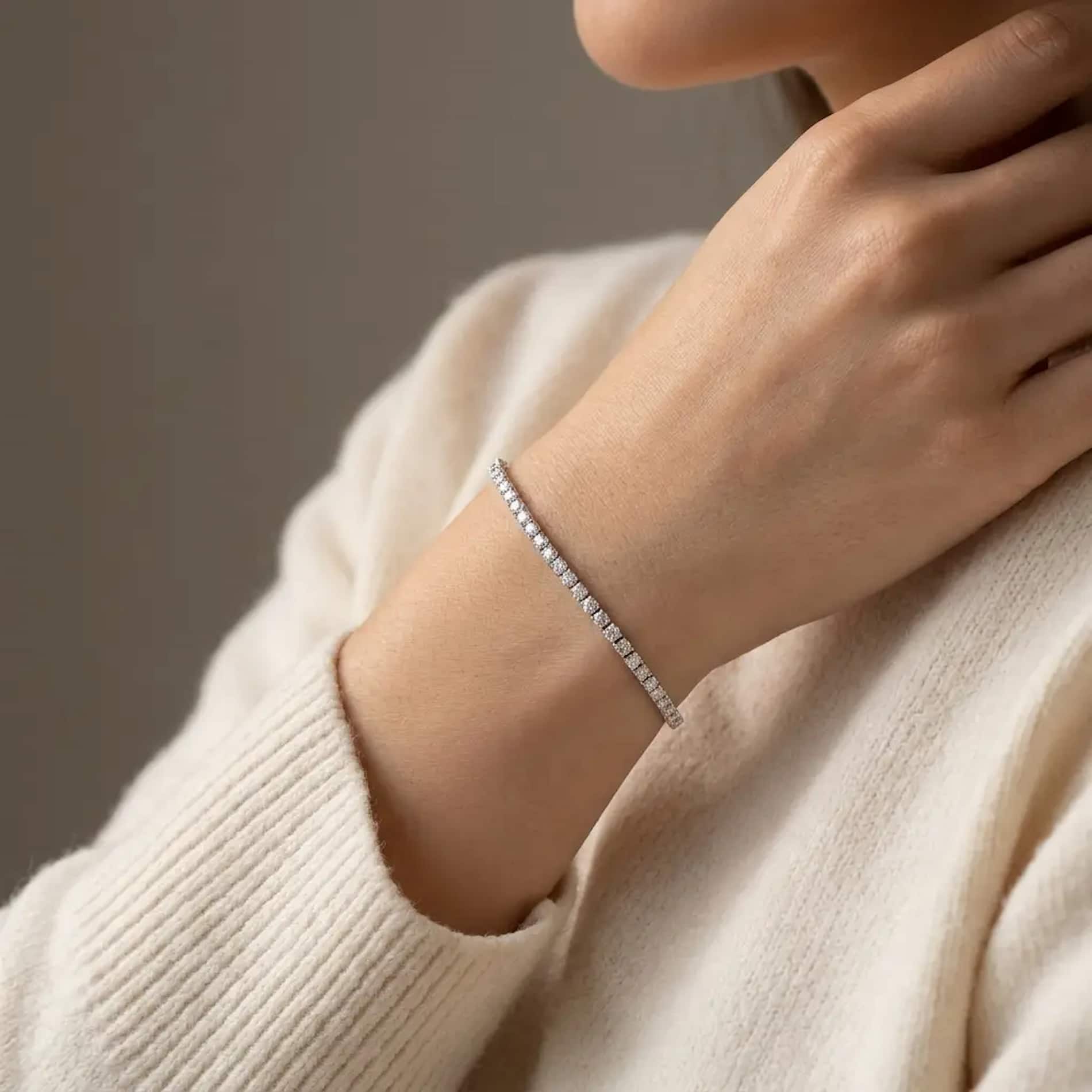 Tennisarmbånd i 18 kt. hvidguld med brillantslebne diamanter båret på håndled