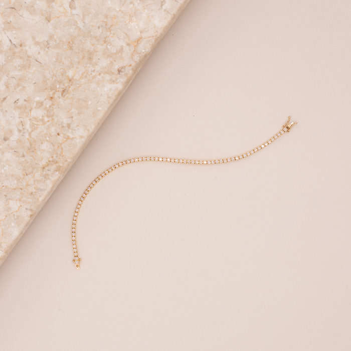 Elegant tennisarmbånd i guld med brillantslebne diamanter

