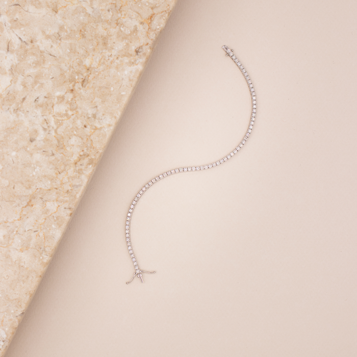Detaljebillede af tennisarmbånd med diamanter i hvidguld
