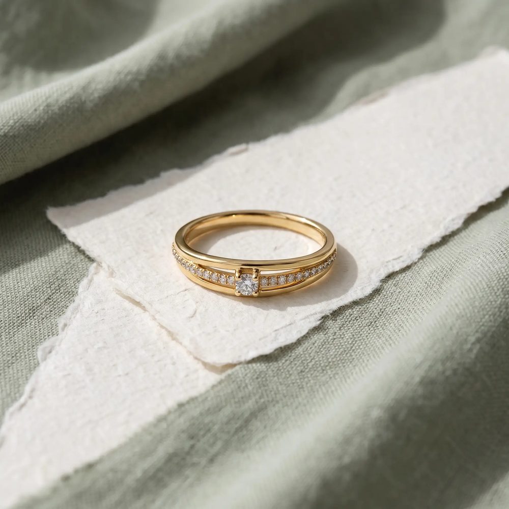 Thea diamantring i 18 karat guld lagt på bløde stoffer