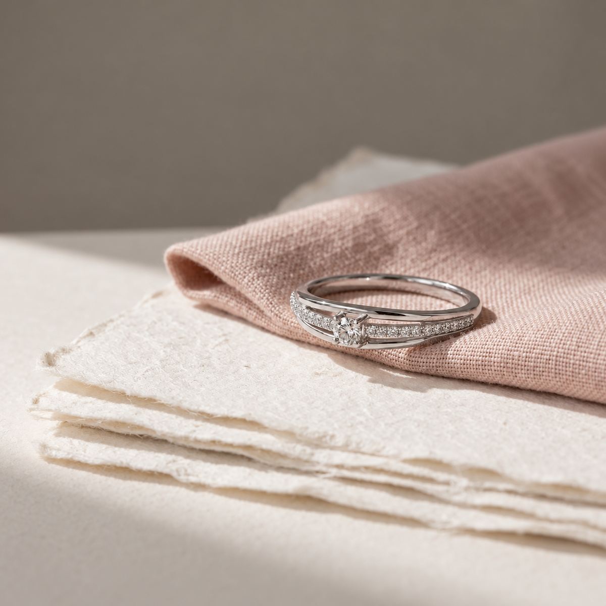 Thea diamantring i 18 karat hvidguld lagt på bløde stoffer
