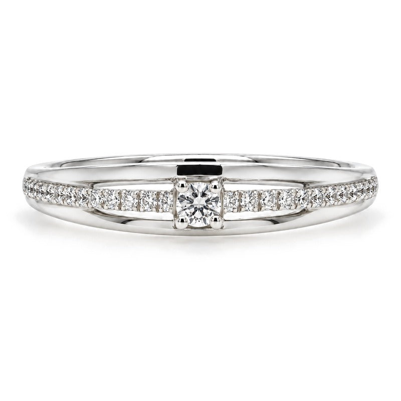 Thea diamantring i 18 karat hvidguld, med en diamant i midten og små diamanter langs skinnen