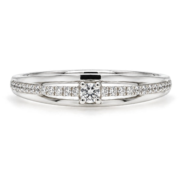 Thea diamantring i 18 karat hvidguld, med en diamant i midten og små diamanter langs skinnen