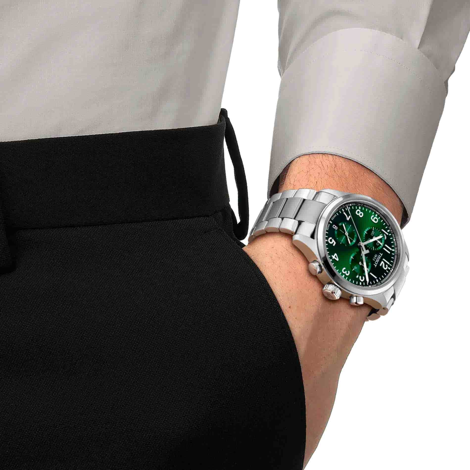 Tissot Chrono L 42 mm herreur med grøn urskive på håndleddet