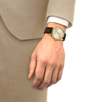 Tissot Classic Dream 40 mm herreur med lys urskive båret på håndled