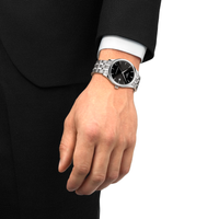 Tissot Classic Dream 40 mm herreur i rustfrit stål båret på håndled