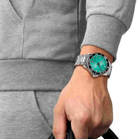 Tissot Seastar 1000 40 mm herreur med turkis urskive på håndleddet