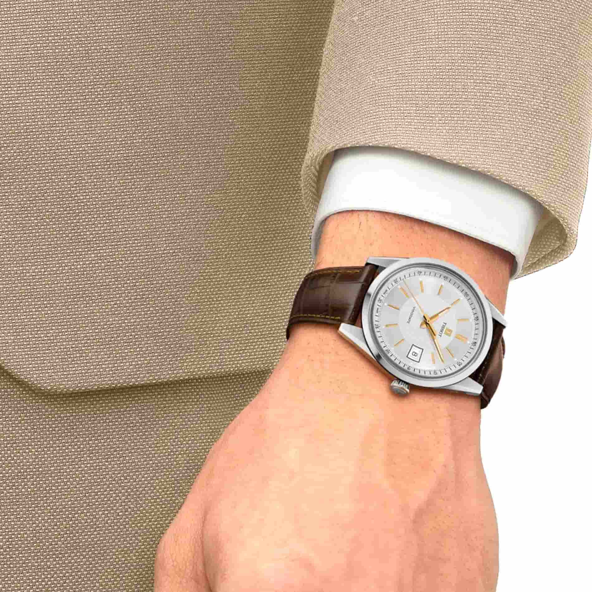 Tissot Visodate 39 mm automatisk herreur med brun læderrem på håndleddet