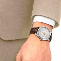 Tissot Visodate 39 mm automatisk herreur med brun læderrem på håndleddet