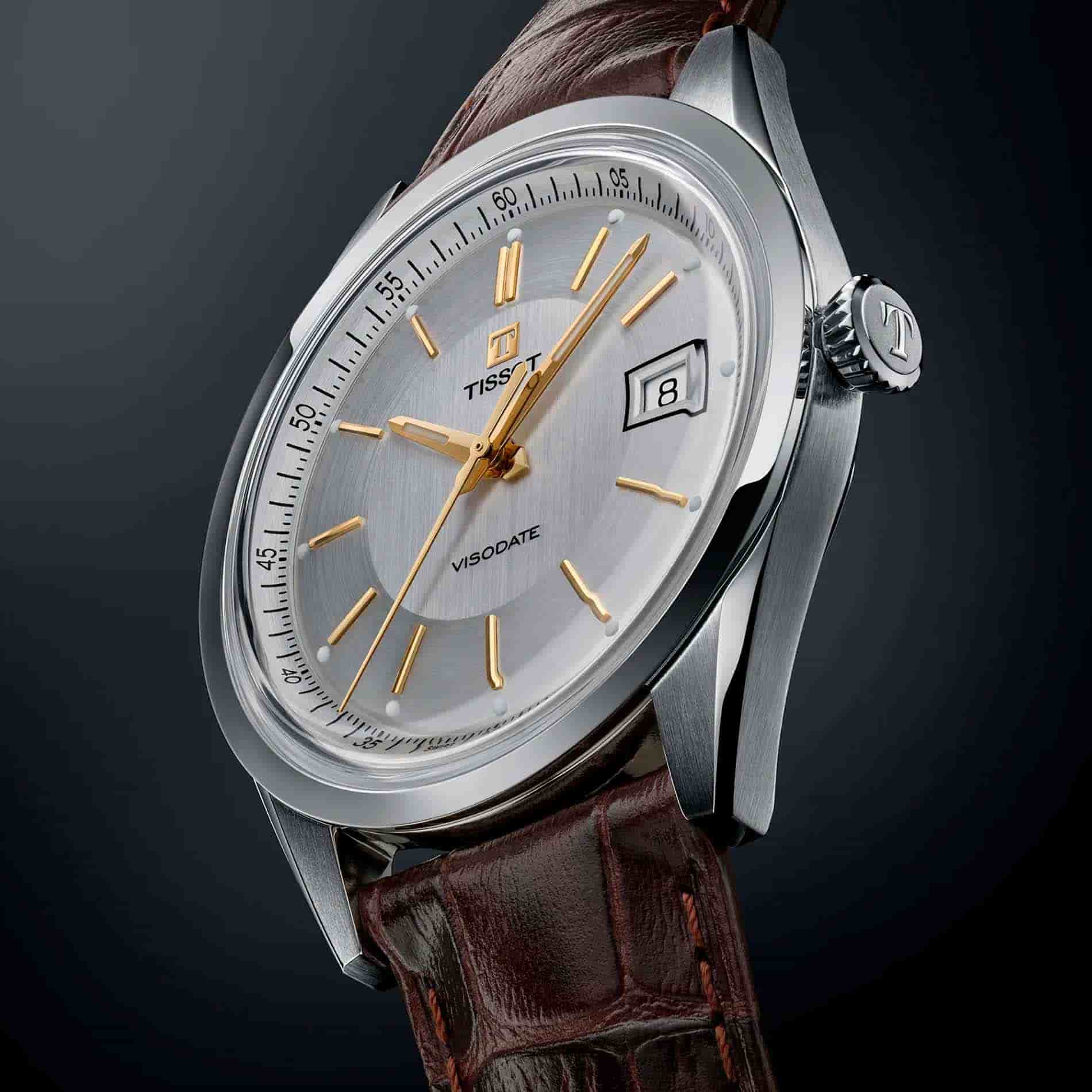 Tissot Visodate 39 mm automatisk herreur set i vinkel med sølvfarvet skive