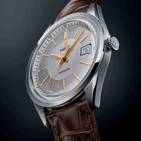 Tissot Visodate 39 mm automatisk herreur set i vinkel med sølvfarvet skive