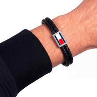 Tommy Hilfiger 3D Flag Leather armbånd i sort læder vist på håndleddet