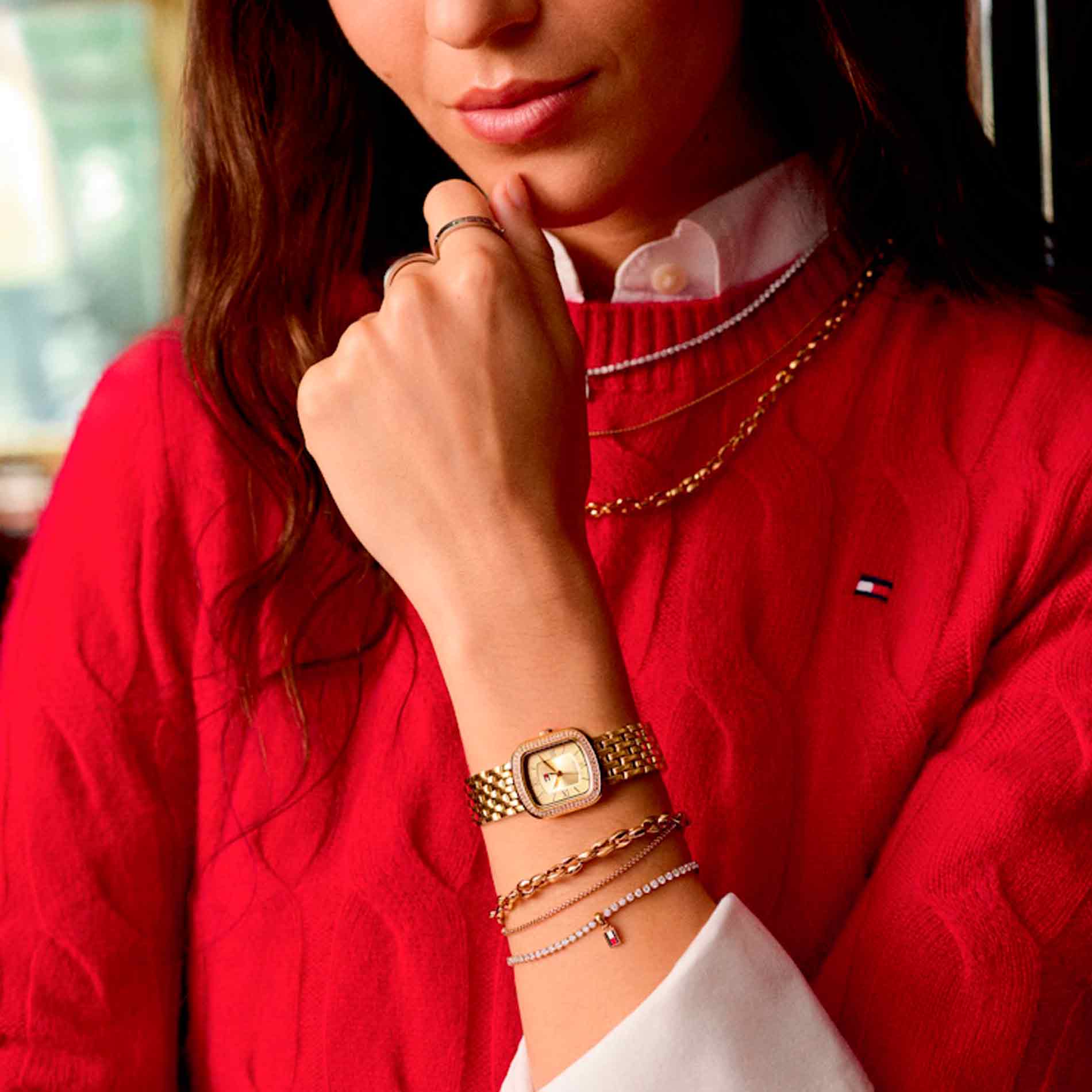 Tommy Hilfiger Abby dameur 1782923 på håndled med gylden stållænke