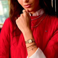 Tommy Hilfiger Abby dameur 1782923 på håndled med gylden stållænke