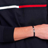 Tommy Hilfiger Adjustable Barrel armbånd i sort nylon vist på håndled