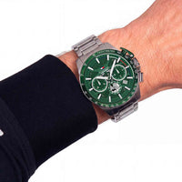 Tommy Hilfiger Bank 44 mm herreur med grøn urskive på håndleddet