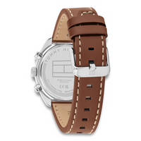 Bagside af Tommy Hilfiger Hudson 40 mm herreur med brun læderrem og urkasse i rustfrit stål