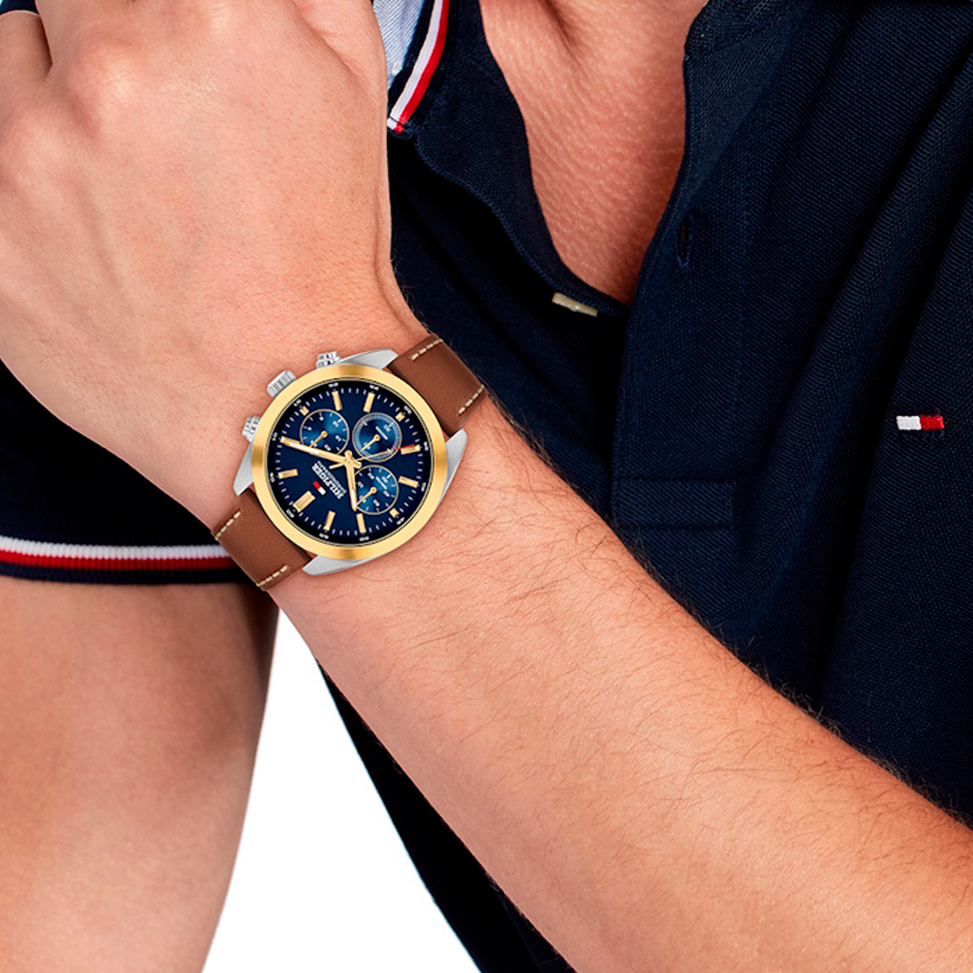 Tommy Hilfiger Hudson herreur båret på håndled med blå urskive og brun læderrem