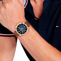 Tommy Hilfiger Hudson herreur båret på håndled med blå urskive og brun læderrem