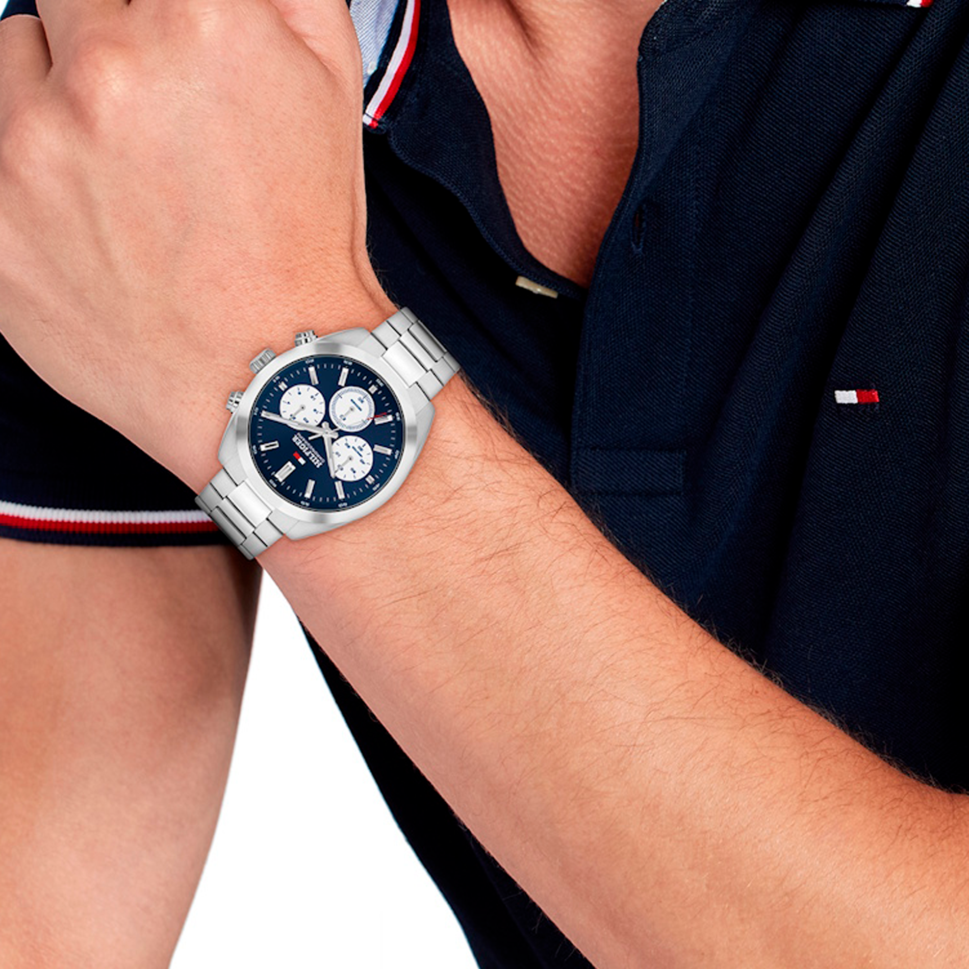 Tommy Hilfiger Hudson herreur båret på håndled med blå urskive og stållænke