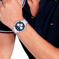 Tommy Hilfiger Hudson herreur båret på håndled med blå urskive og stållænke