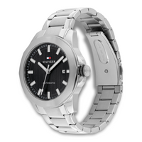 Tommy Hilfiger Lars Automatic herreur i rustfrit stål med sort urskive set fra vinkel