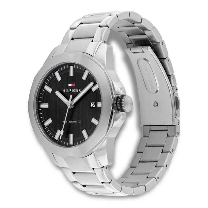 Tommy Hilfiger Lars Automatic herreur i rustfrit stål med sort urskive set fra vinkel