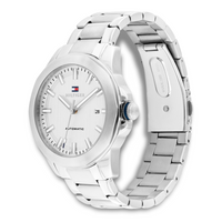 Tommy Hilfiger Lars Automatic herreur i rustfrit stål set fra vinkel med sølvfarvet urskive