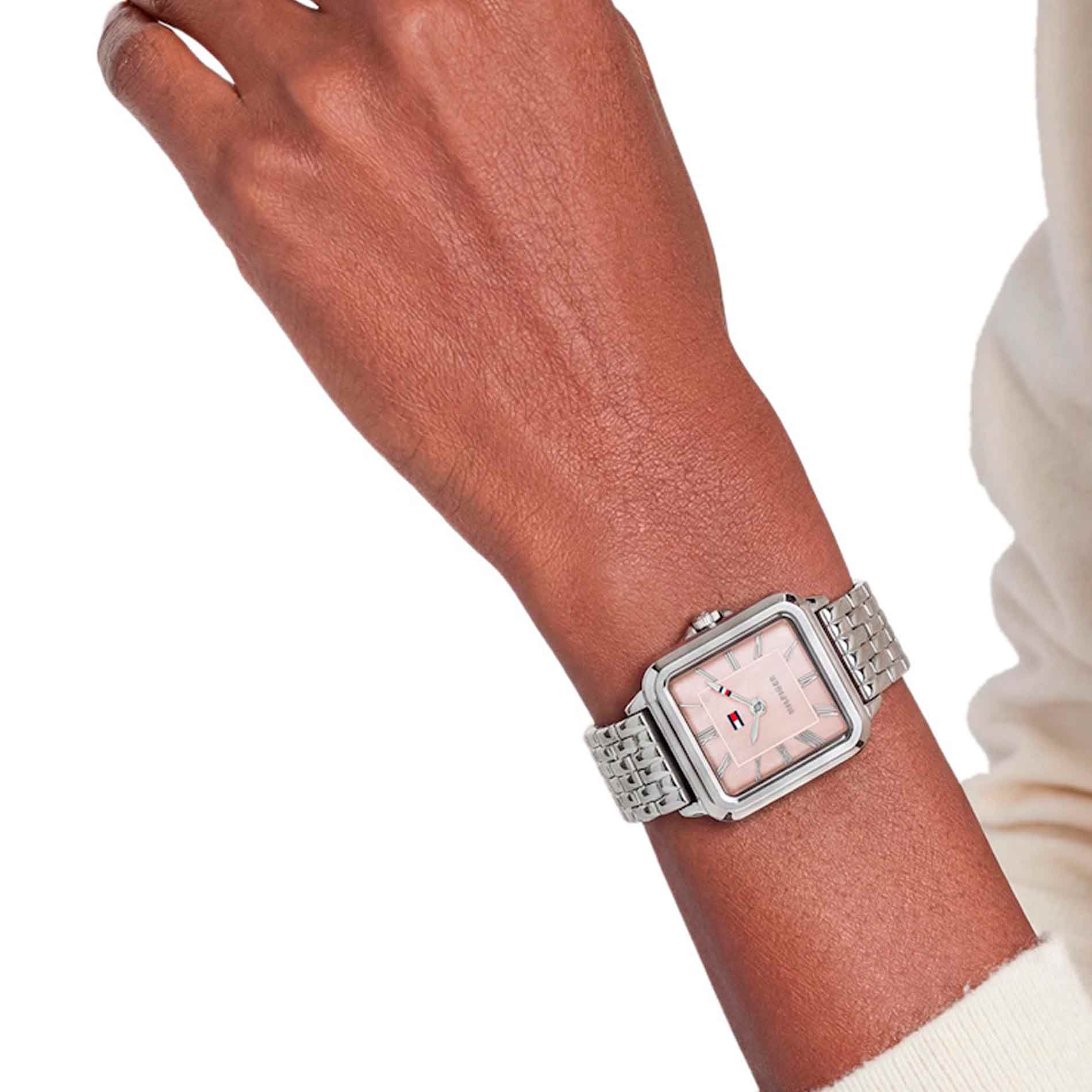 Tommy Hilfiger Mia 1782914 damesur paa handled med lyseroed urskive og soelvfarvet staallaenke