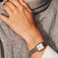 Tommy Hilfiger Mia 22 mm dameur 1782915 på håndleddet med tofarvet stållænke